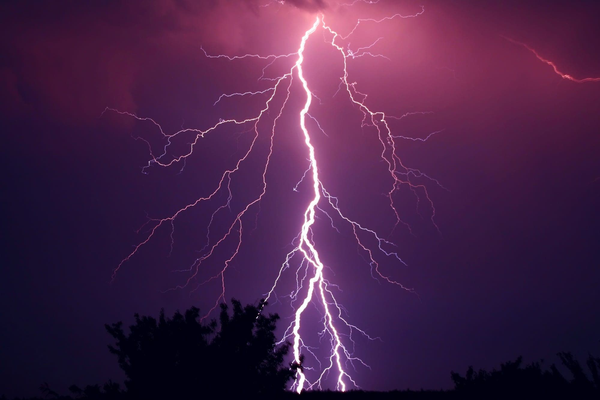 Blesk na obloze, symbolizující energii a změnu